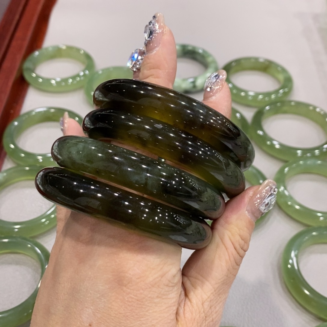 蛇纹石玉手镯未镶嵌玄**成