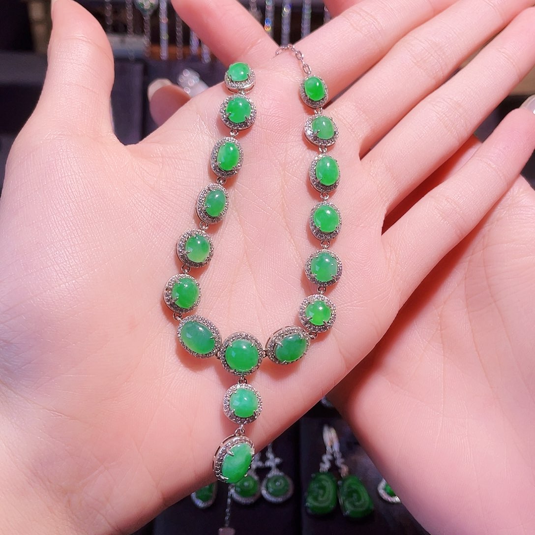 迦***娜翡翠银S925镶嵌颈饰蛋面