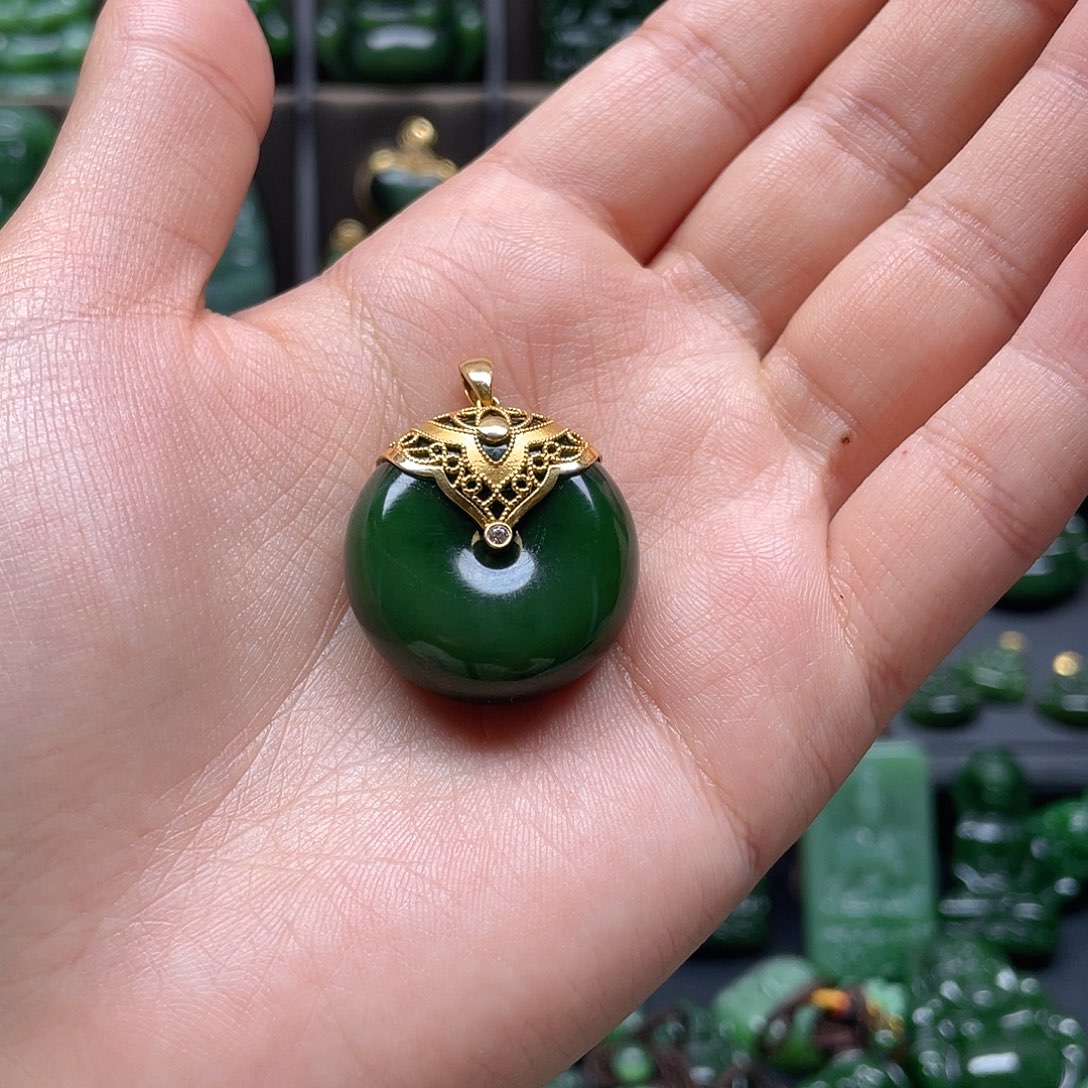 颈饰18K金镶嵌和田玉