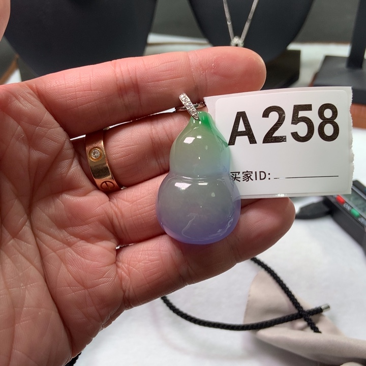 翡翠颈饰未镶嵌勇**前