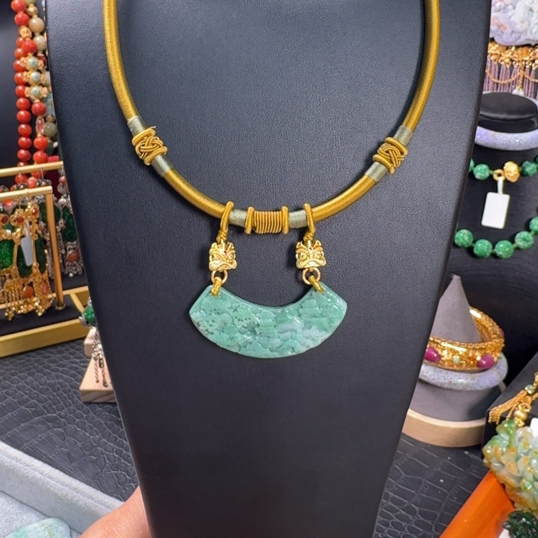 翡翠未镶嵌颈饰山水吊坠 亏清