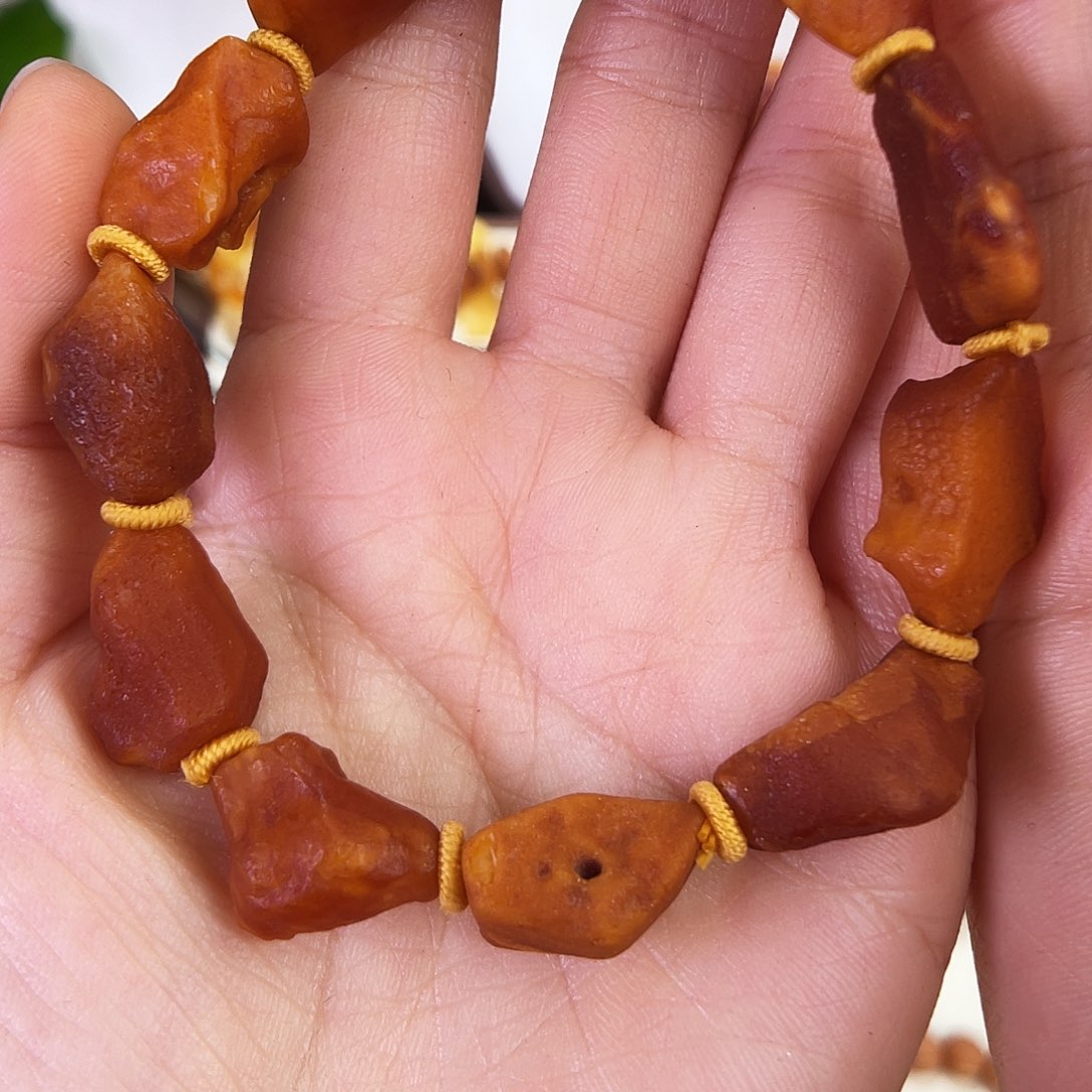 琥珀珠宝奇石未镶嵌。