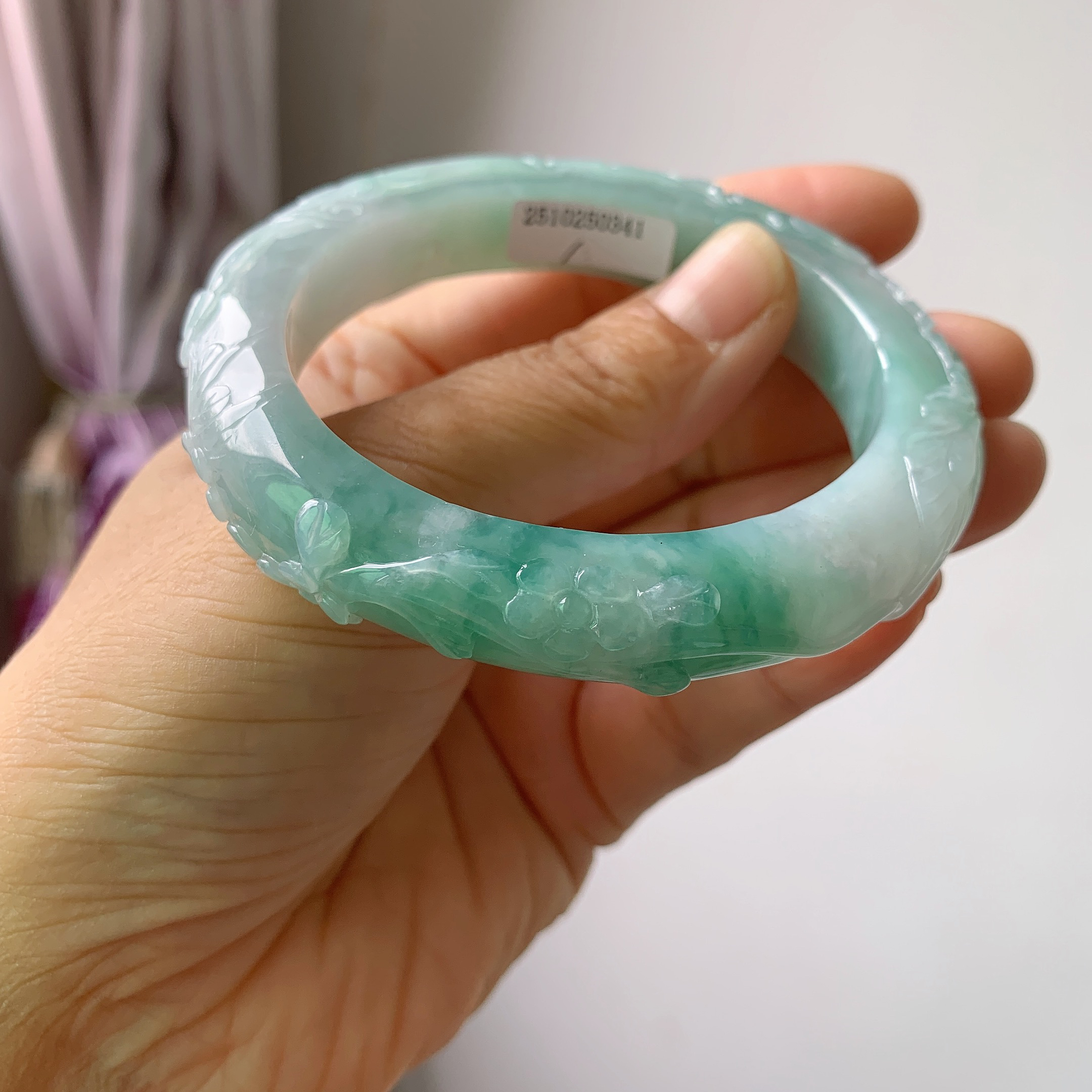 缅甸天然翡翠A货冰胶飘绿手镯雕刻凤凰小花图案，圈口58.6精美女款