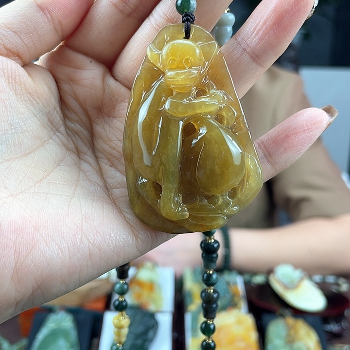 蛇纹石玉颈饰未镶嵌