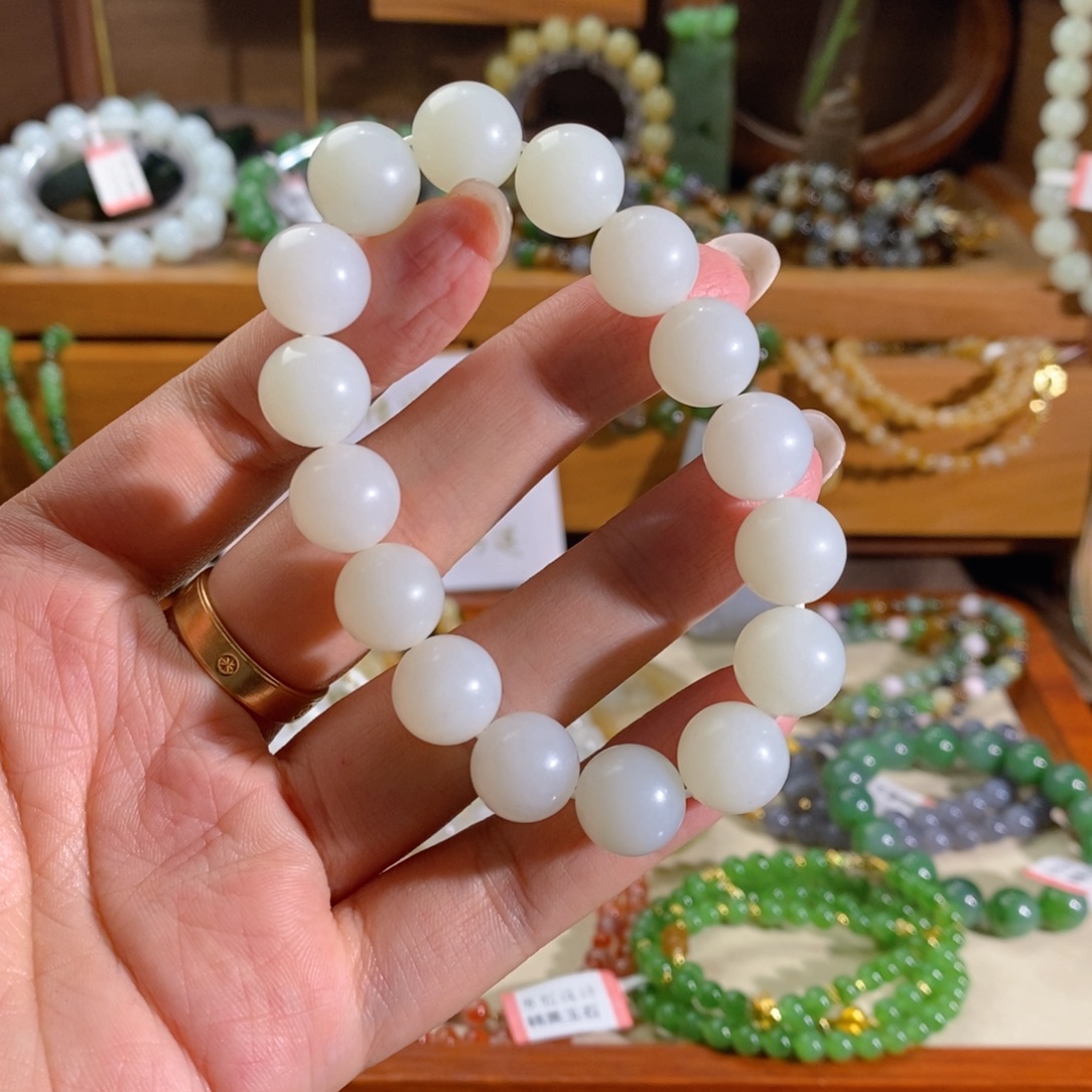 乐***中和田玉未镶嵌手链