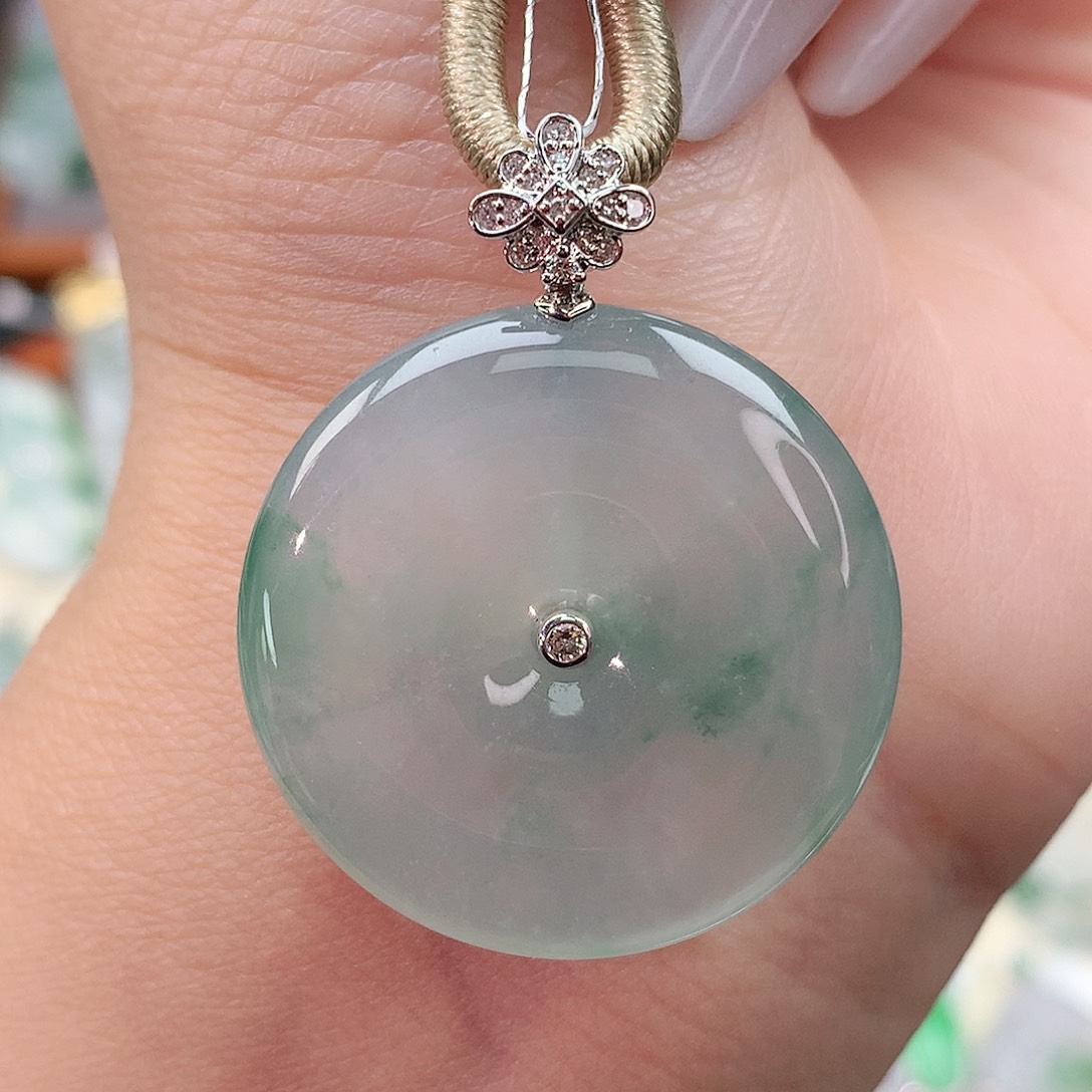 颈饰18K金镶嵌翡翠扣