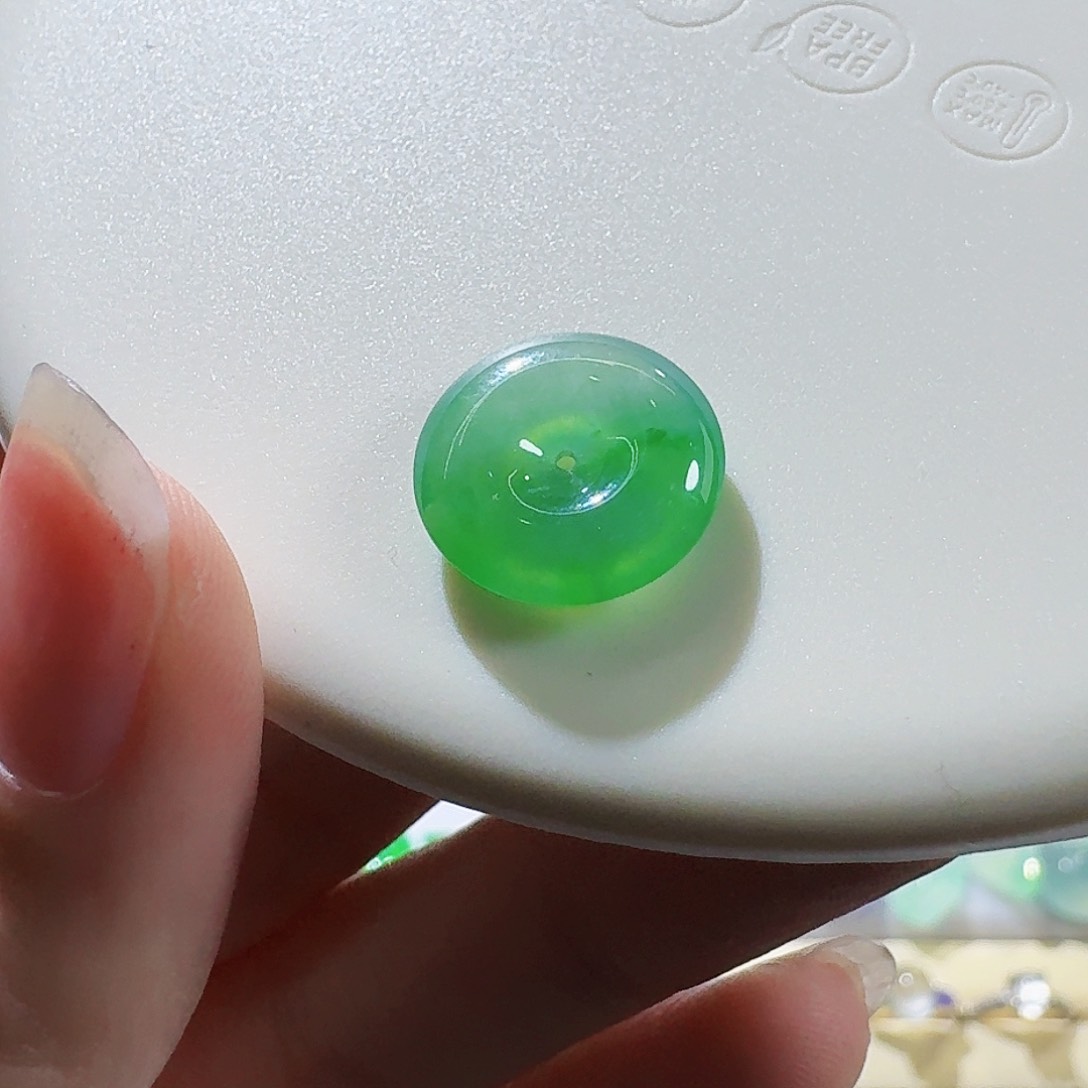 翡翠颈饰未镶嵌平安扣