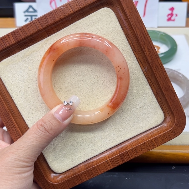 未镶嵌手镯石英质玉?