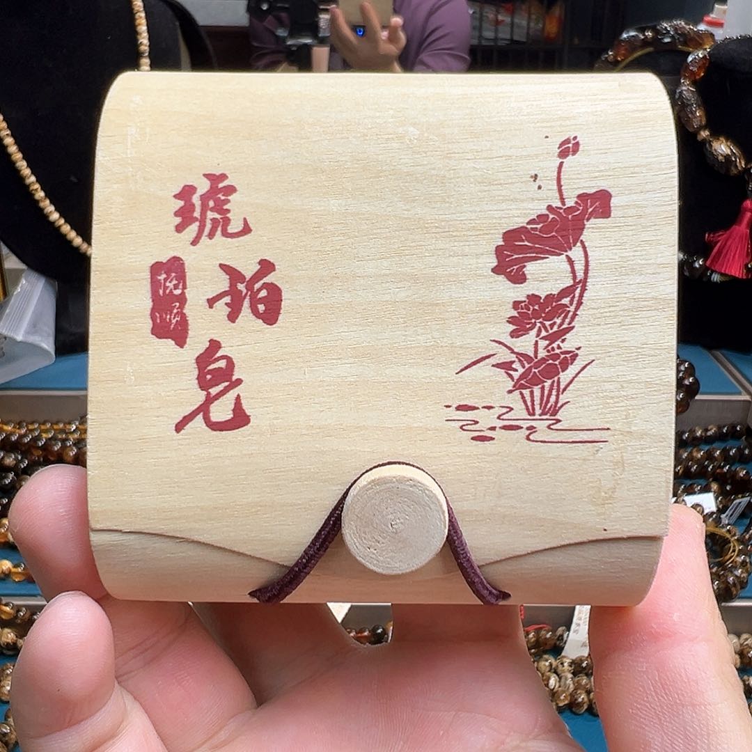 琥珀颈饰未镶嵌抚顺