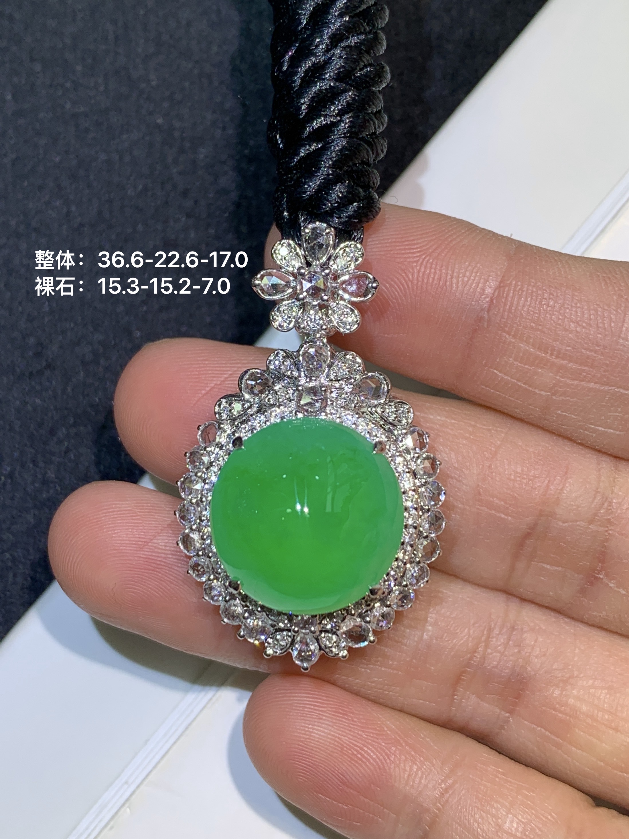 满绿阳绿鸽子蛋正圆蛋面翡翠吊坠