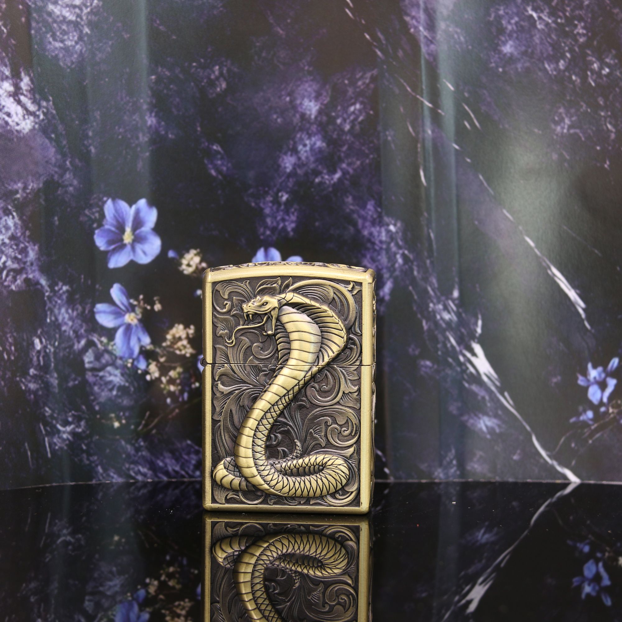 复古盔甲青铜浮雕灵蛇防风煤油打火机老式砂轮男士个性礼品