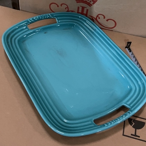 微瑕， 不能明火，口径26厘米，高度2拖釉，篮