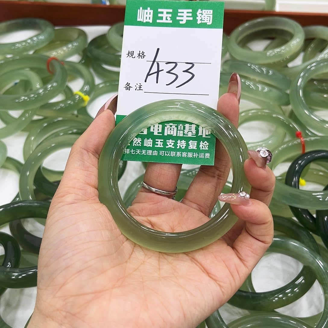 老***。蛇纹石玉未镶嵌手镯