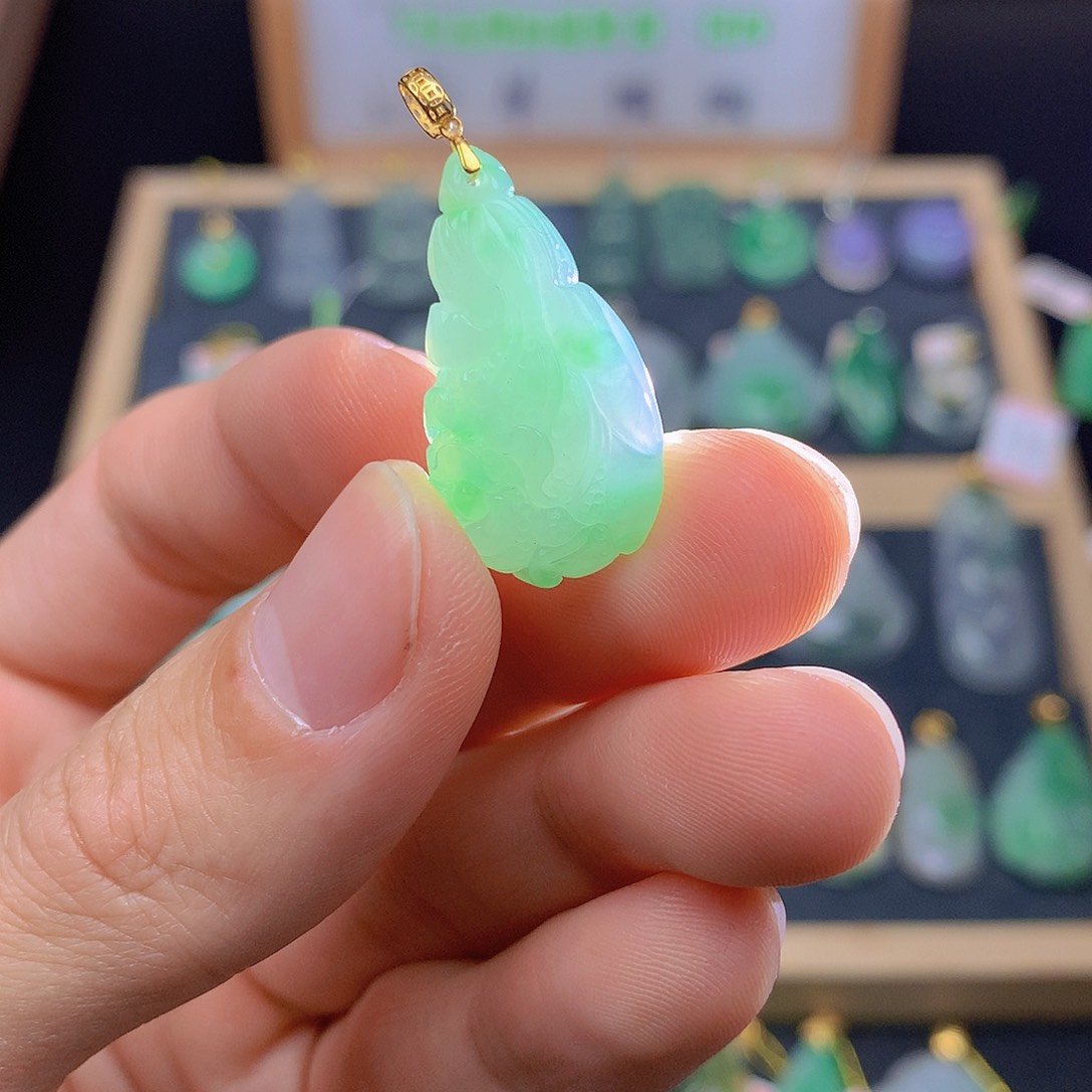 翡翠颈饰18K金镶嵌翡翠