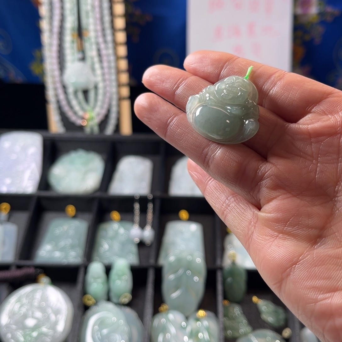 翡翠未镶嵌颈饰佛公