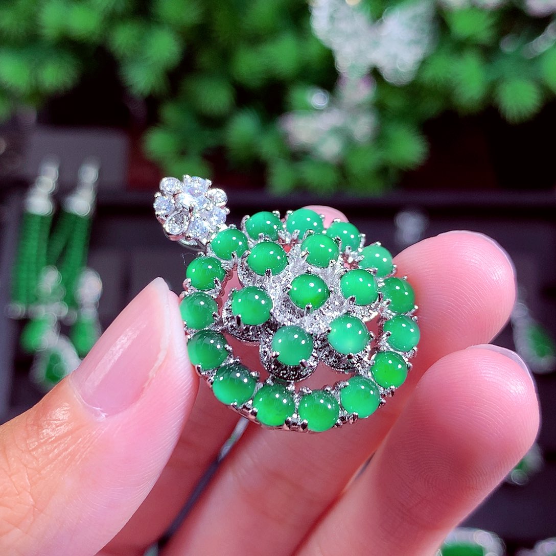 颈饰未镶嵌翡翠天然