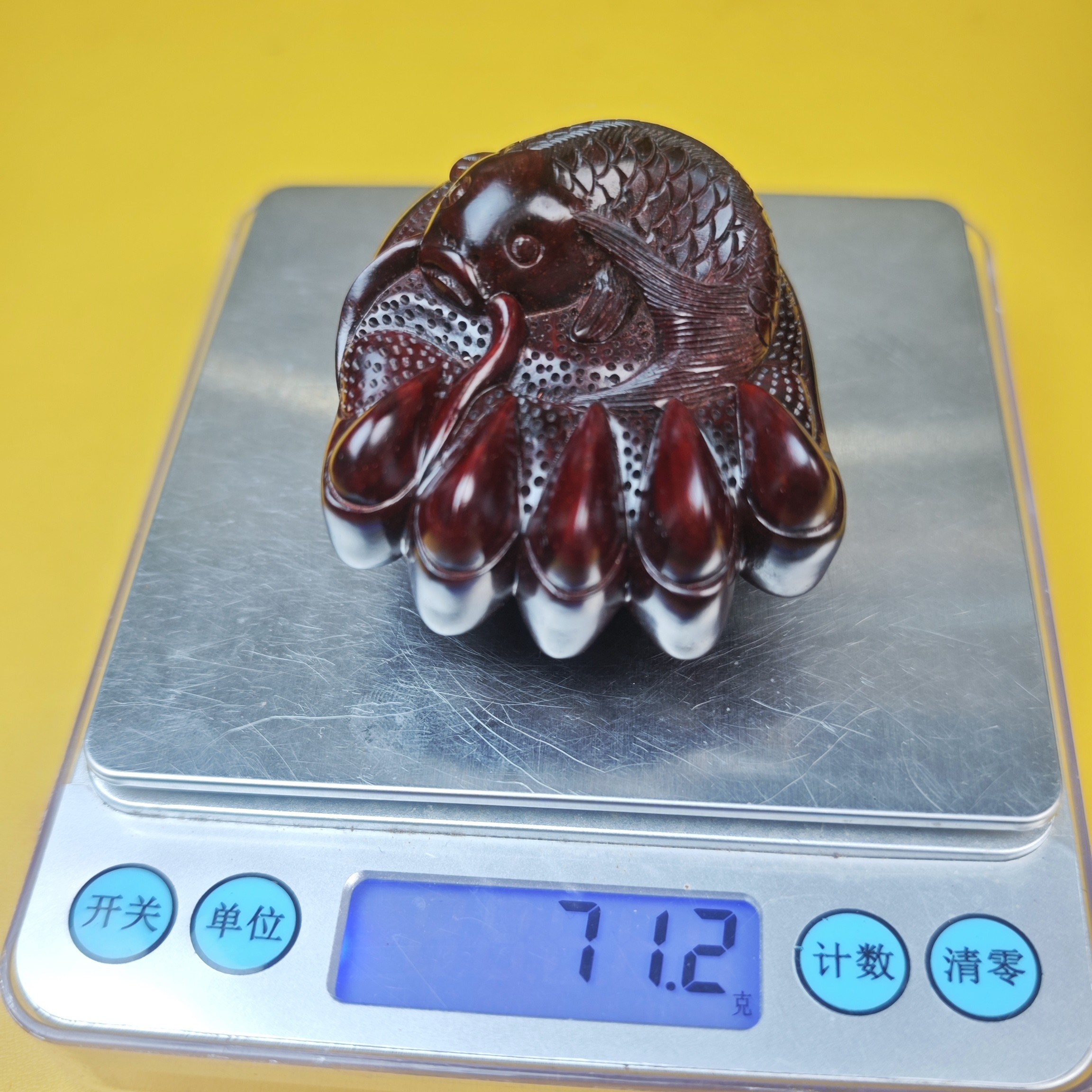 檀***雕檀香紫檀（小叶紫檀）鱼与熊掌手把件木雕