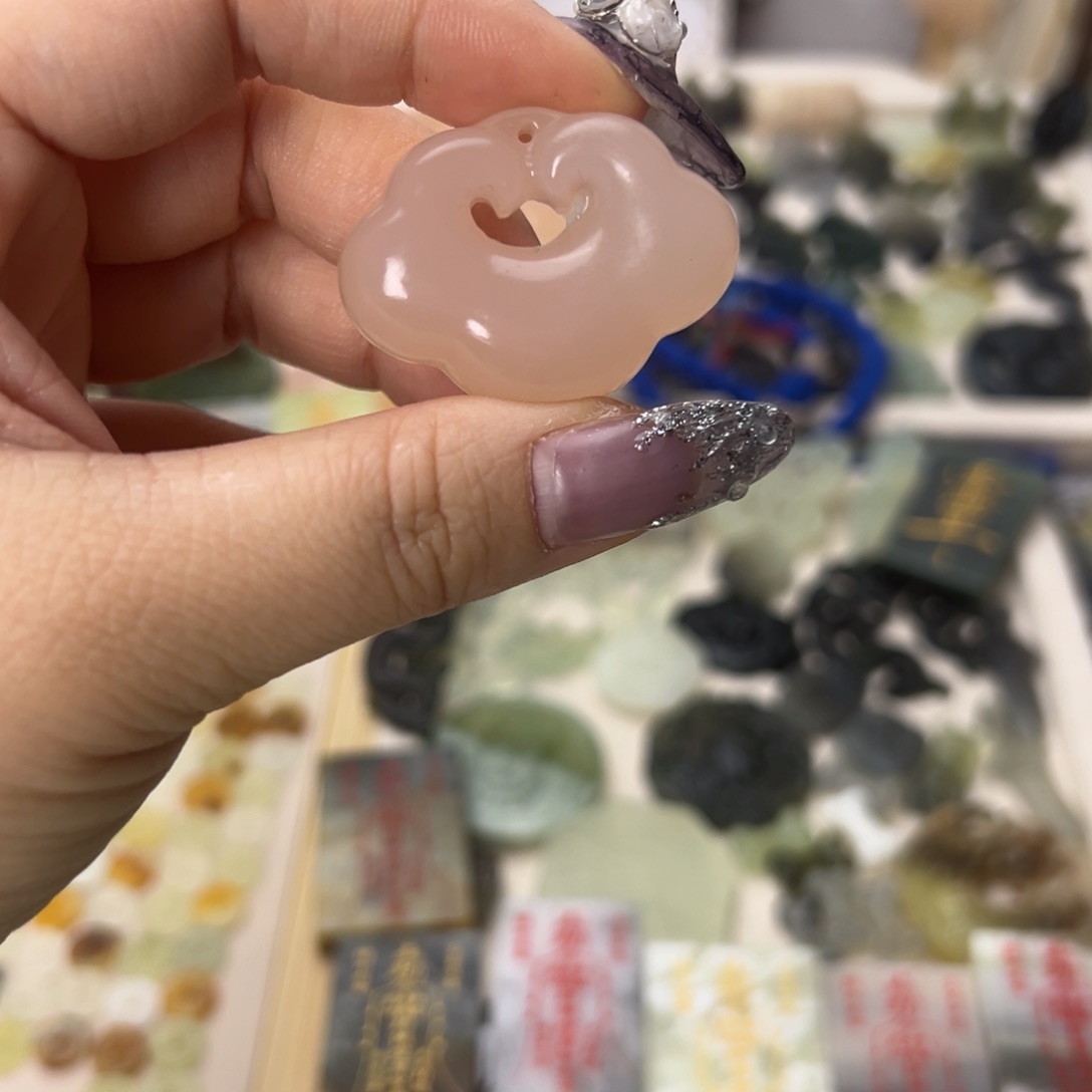 蛇纹石玉颈饰合金