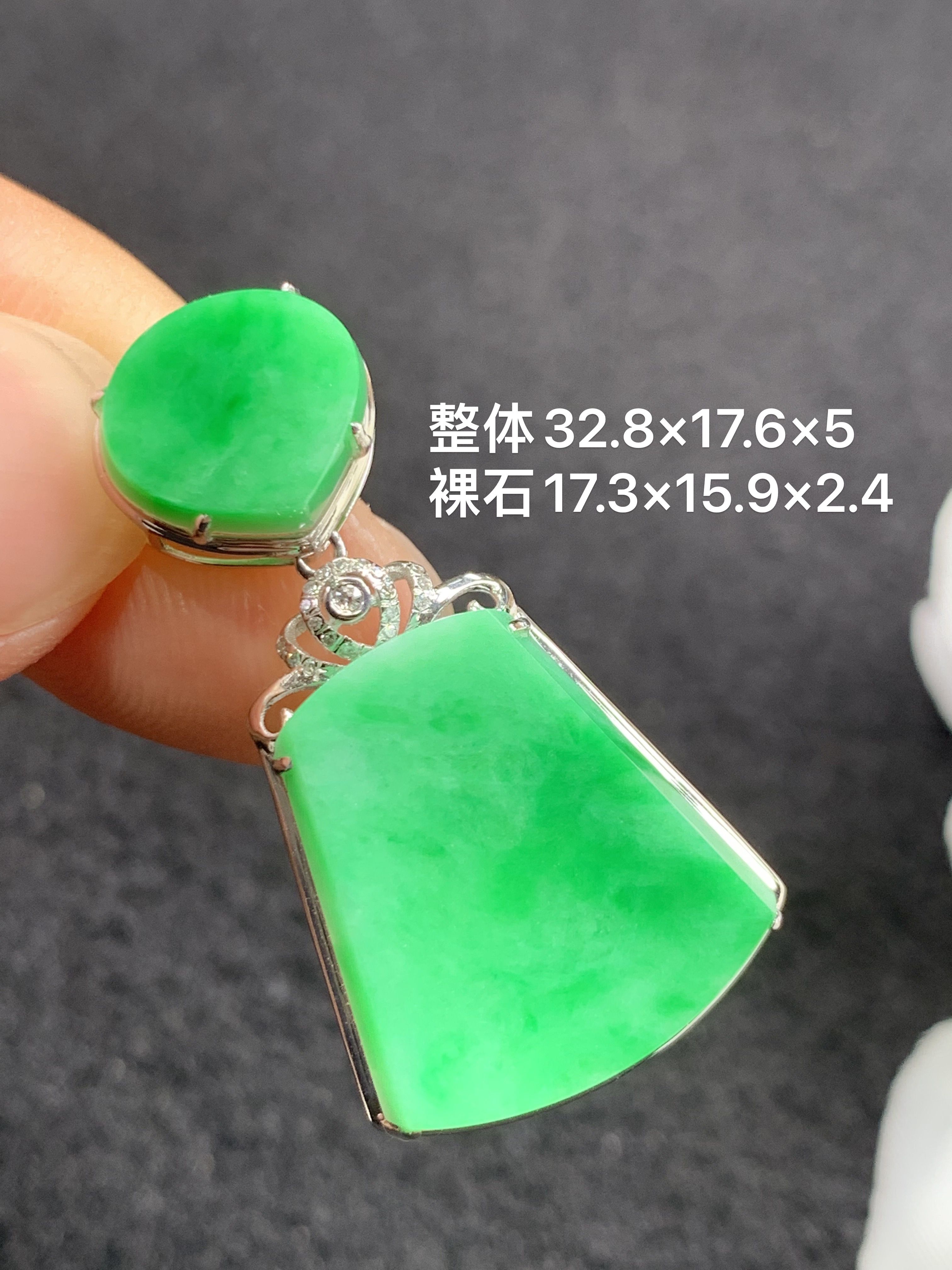 18k金镶嵌天然缅甸翡翠无事牌吊坠32.8-17.6-5/17.3-15.9-2.4