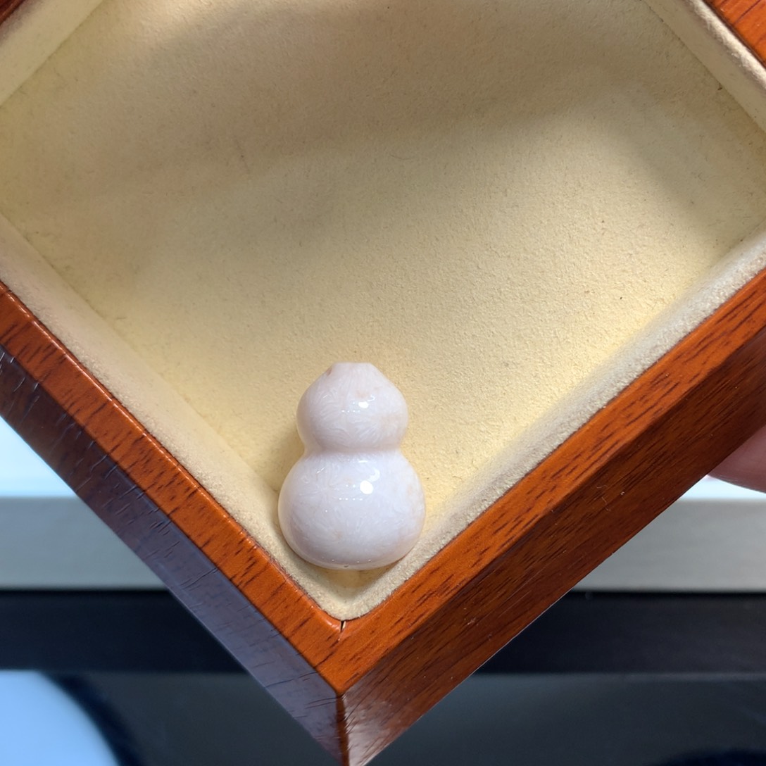 硅化珊瑚（珊瑚玉）颈饰未镶嵌白虫葫芦