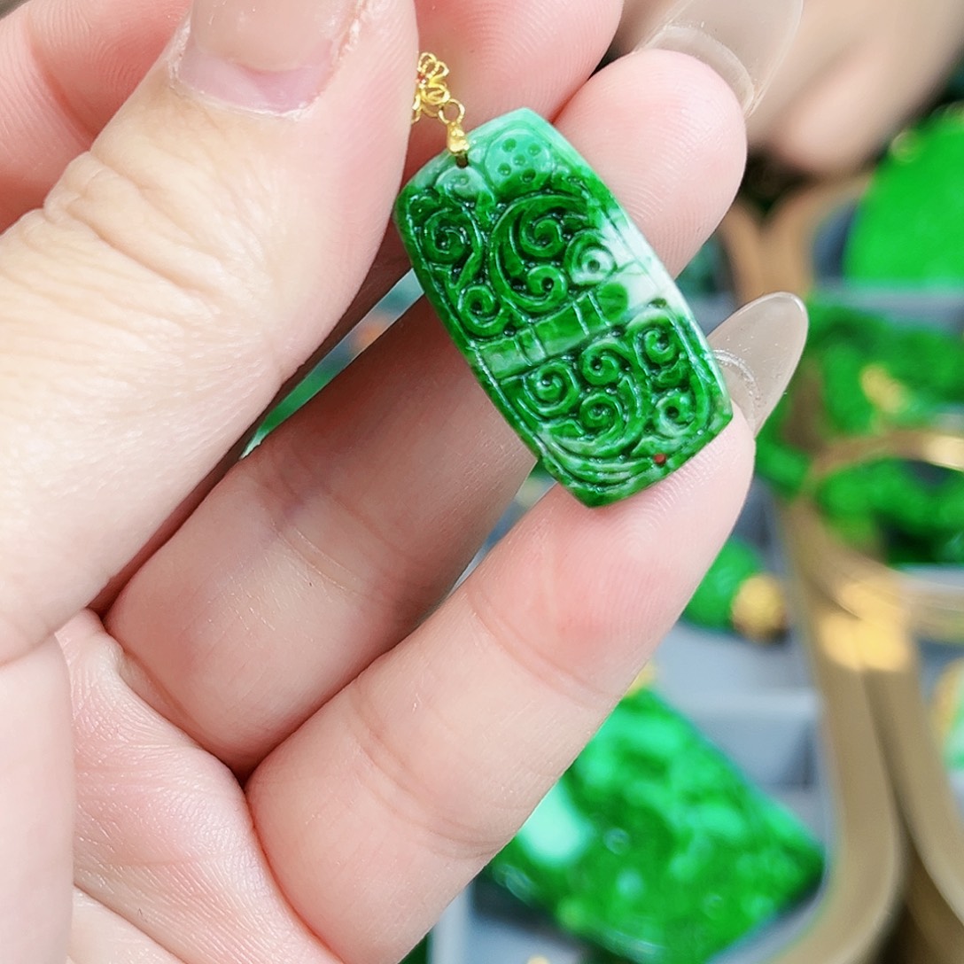 翡翠颈饰18K金镶嵌吊坠