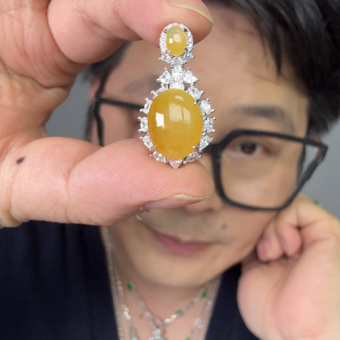 翡翠未镶嵌颈饰一件
