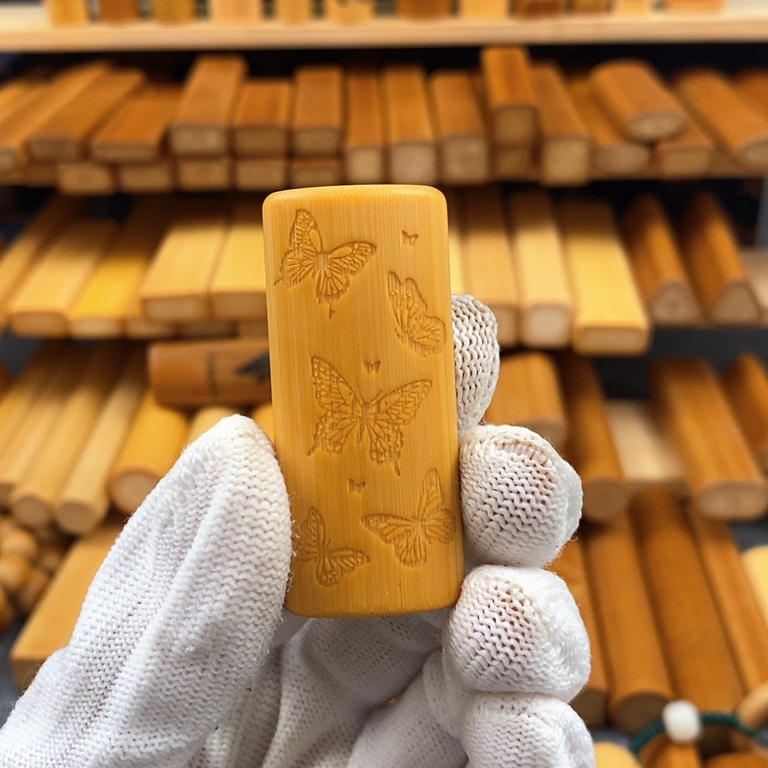 竹实心竹黄皮雕刻蝴蝶