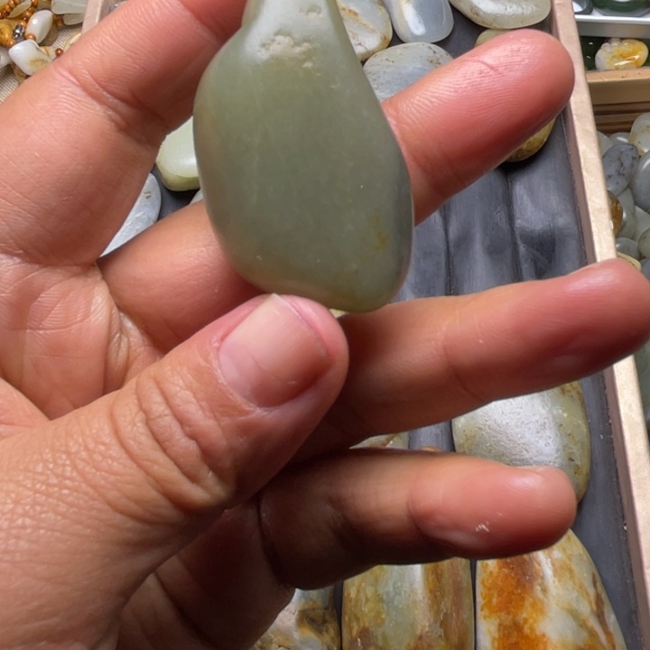 s***n和田玉未镶嵌珠宝半成品