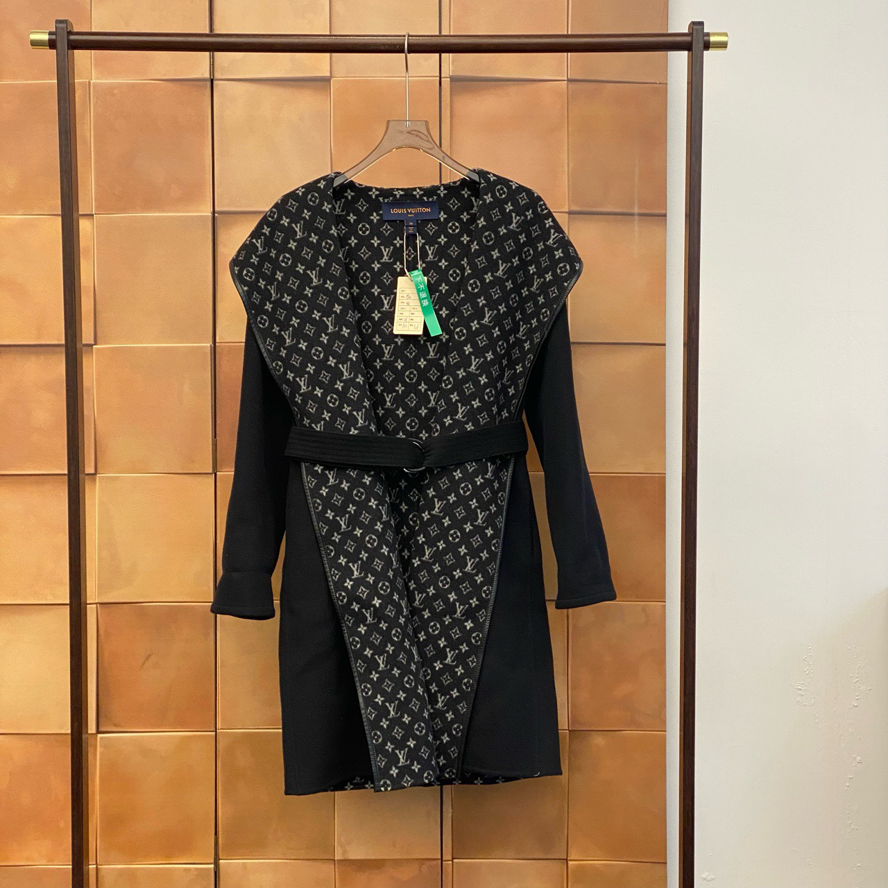 Louis Vuitton Lv爆款黑白老花满印浴袍大衣/38码/99新/29610