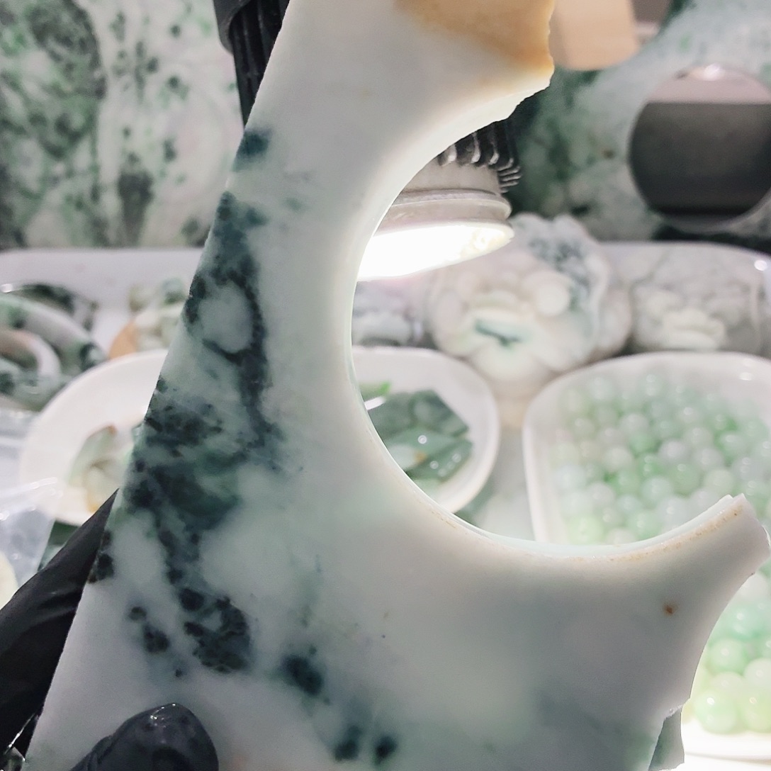 翡翠未镶嵌颈饰边角料