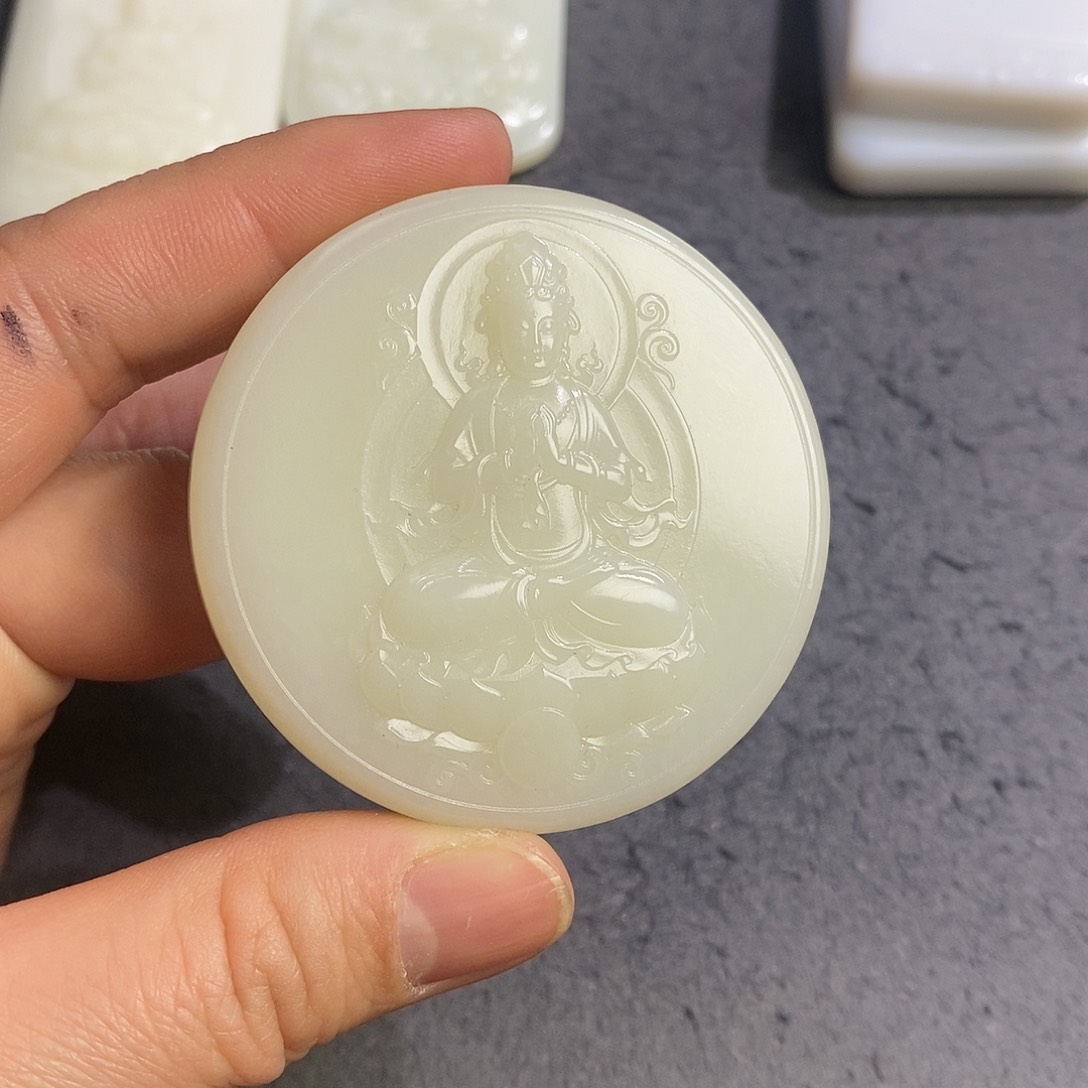 颈饰未镶嵌和田玉光****。