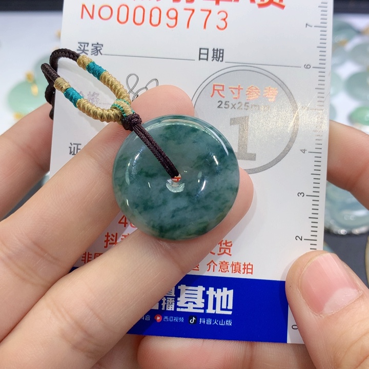 翡翠颈饰未镶嵌不*姐吊坠