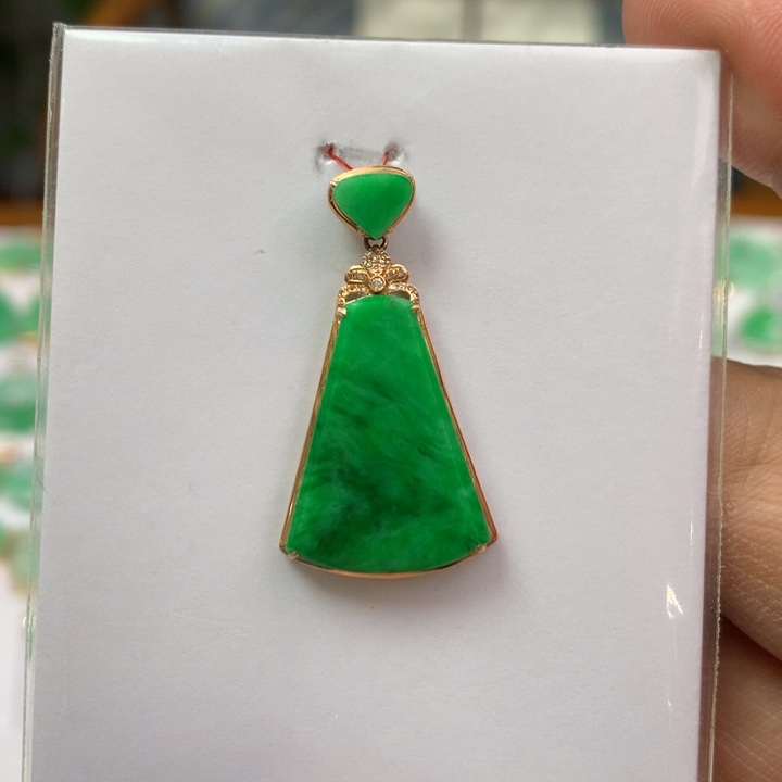 翡翠颈饰18K金镶嵌翡翠