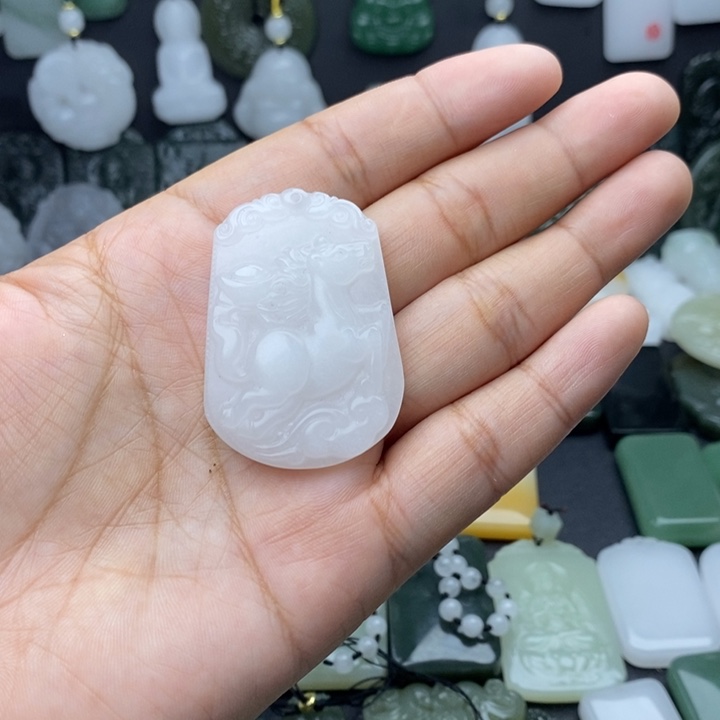 不***财石英质玉（金丝玉）未镶嵌颈饰