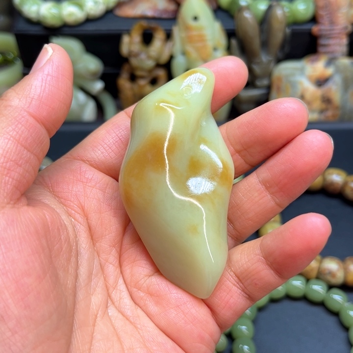 未镶嵌岫岩老玉（透闪石质玉）挂件忘*草
