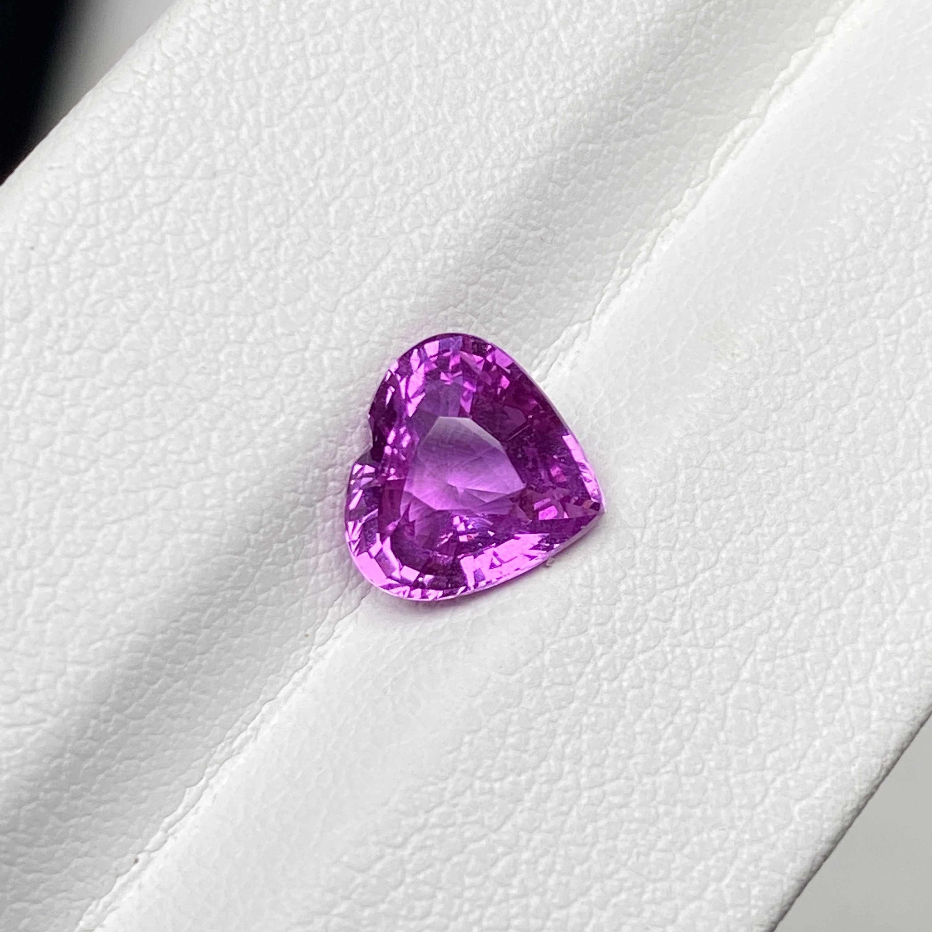 2.09ct天然无烧粉色蓝宝石裸石爱心颜色甜美台面大干净火彩闪