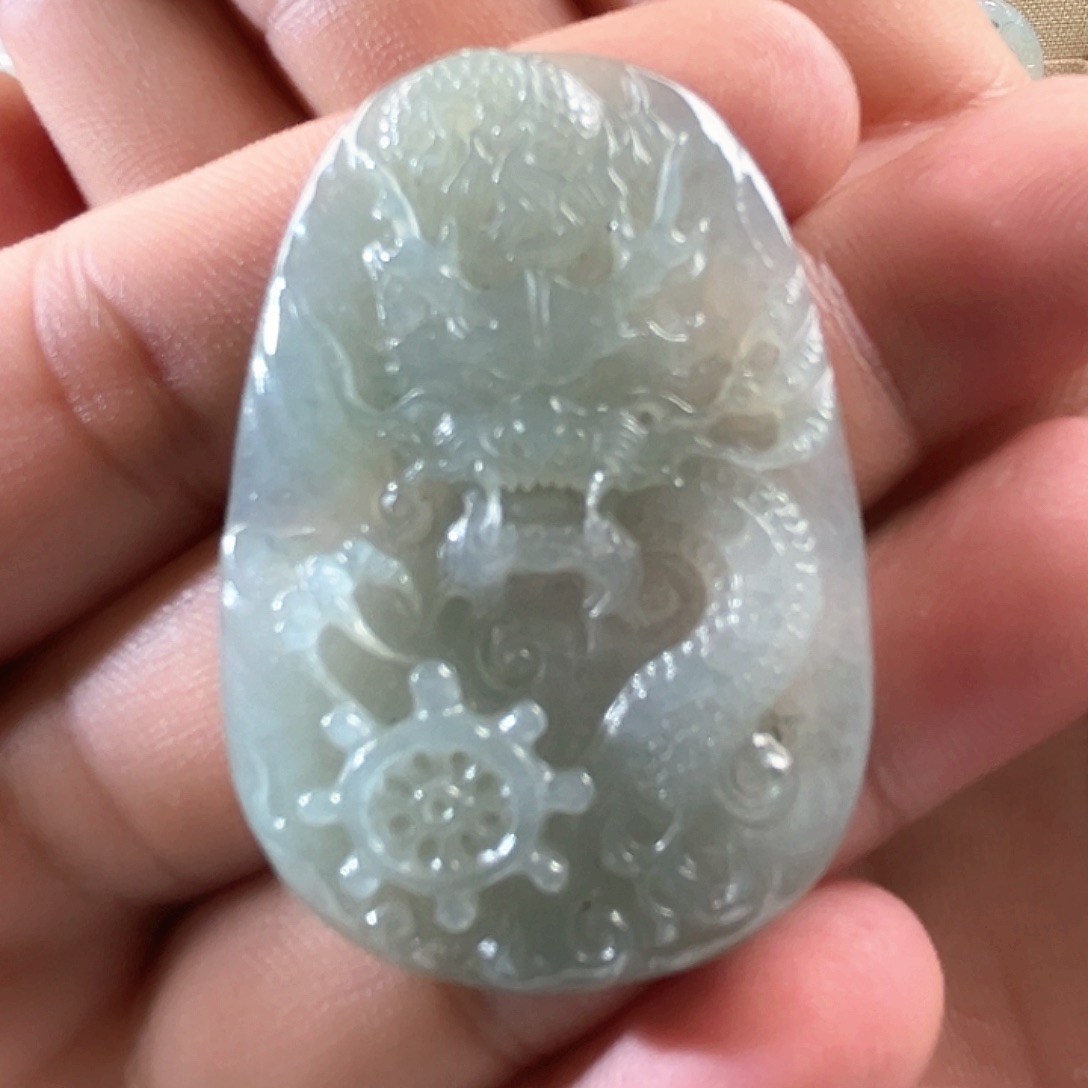 翡翠未镶嵌颈饰龙牌