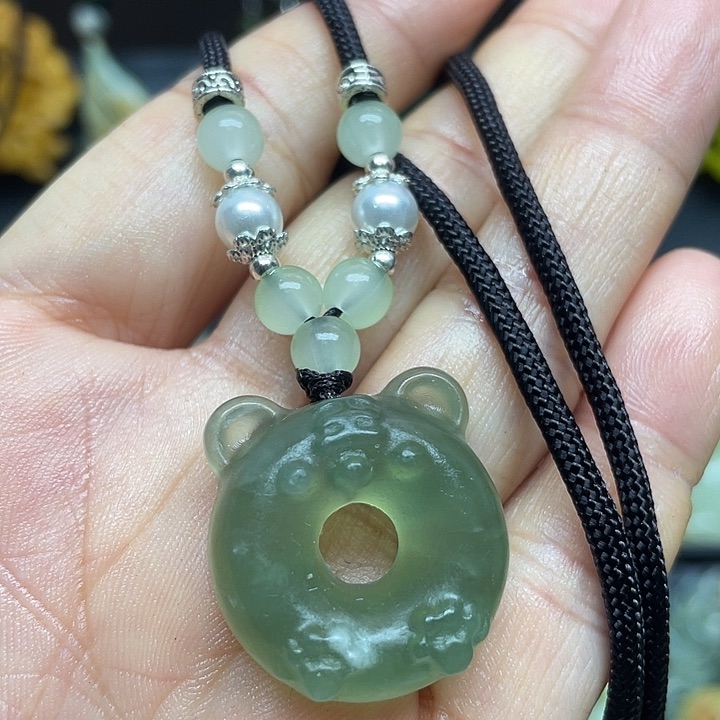 未镶嵌蛇纹石玉颈饰