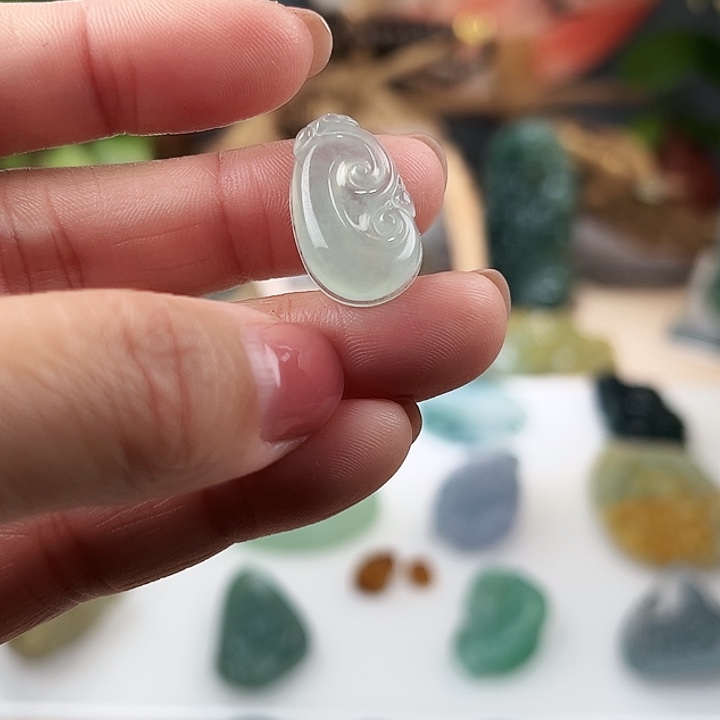 翡翠未镶嵌颈饰如意