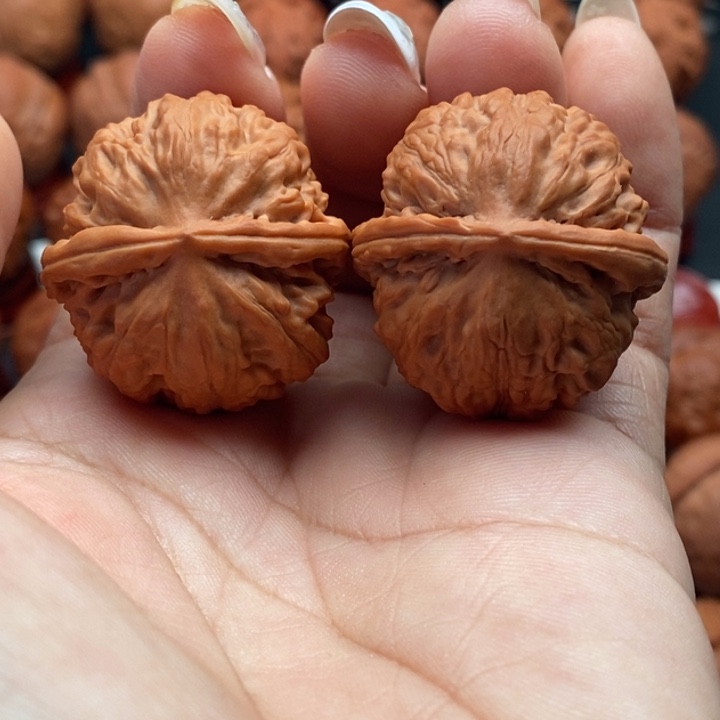 核桃精品文玩核桃手捻麒麟墩