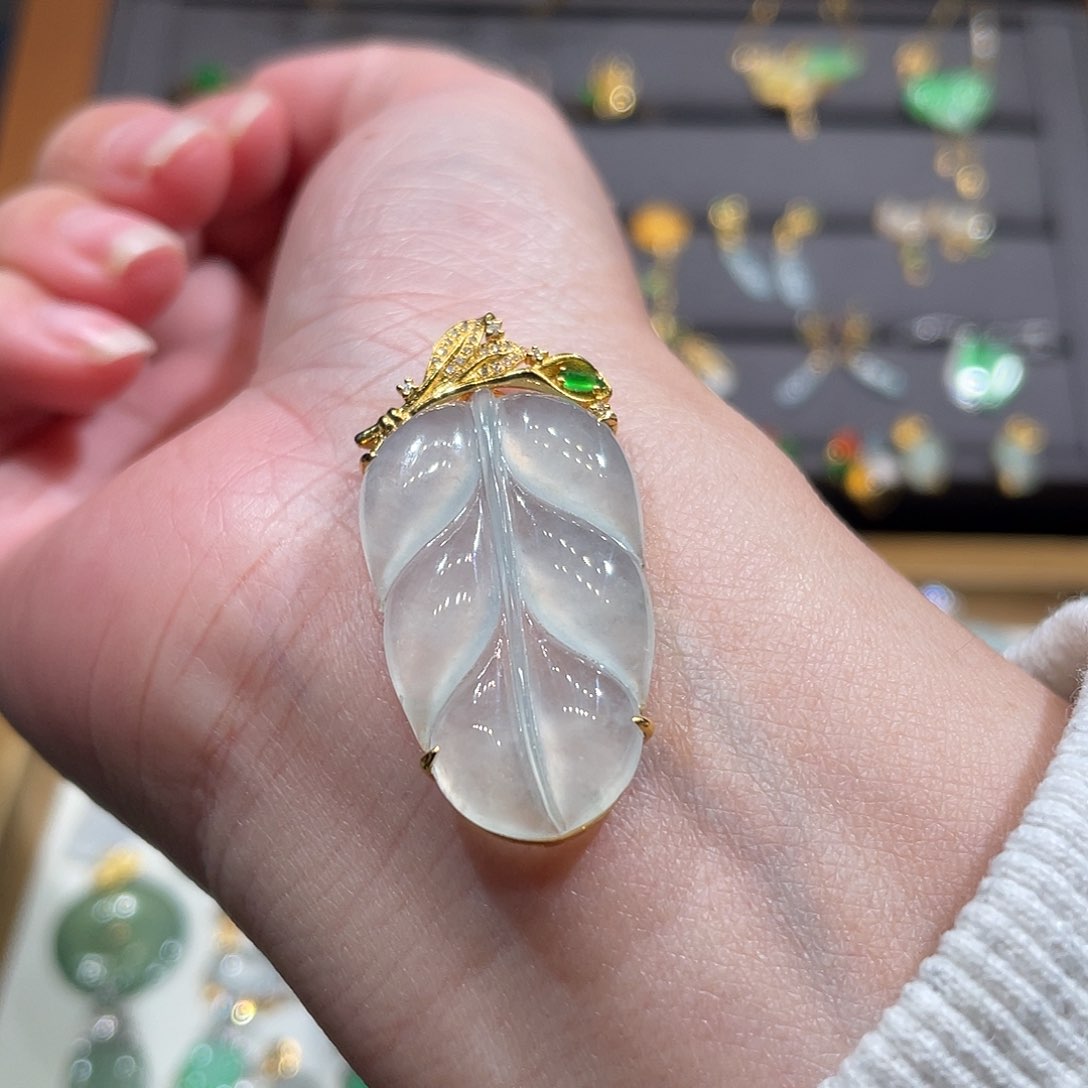 翡翠颈饰18K金镶嵌冰叶子