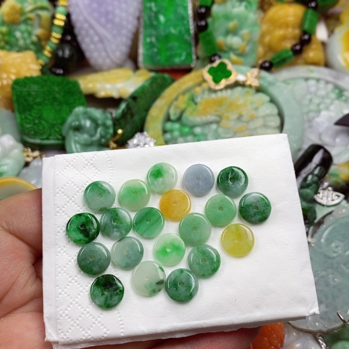 翡翠未镶嵌吊坠(赠链)