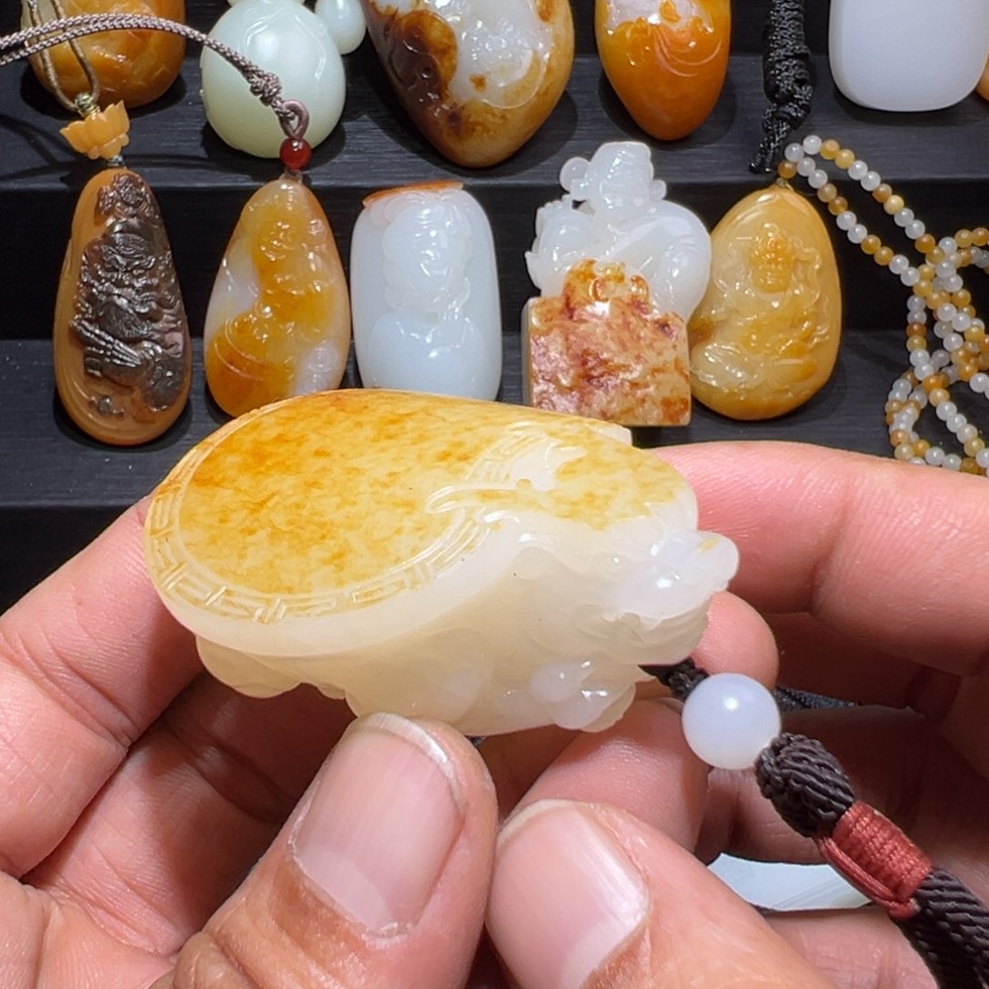 和田玉颈饰未镶嵌飞**天