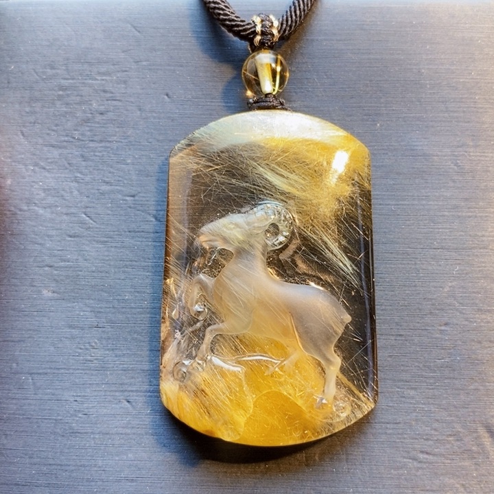 颈饰未镶嵌发晶天然金发晶生肖羊洋得意无事牌