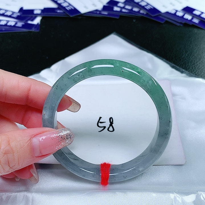 翡翠手镯未镶嵌翡翠手镯未镶嵌