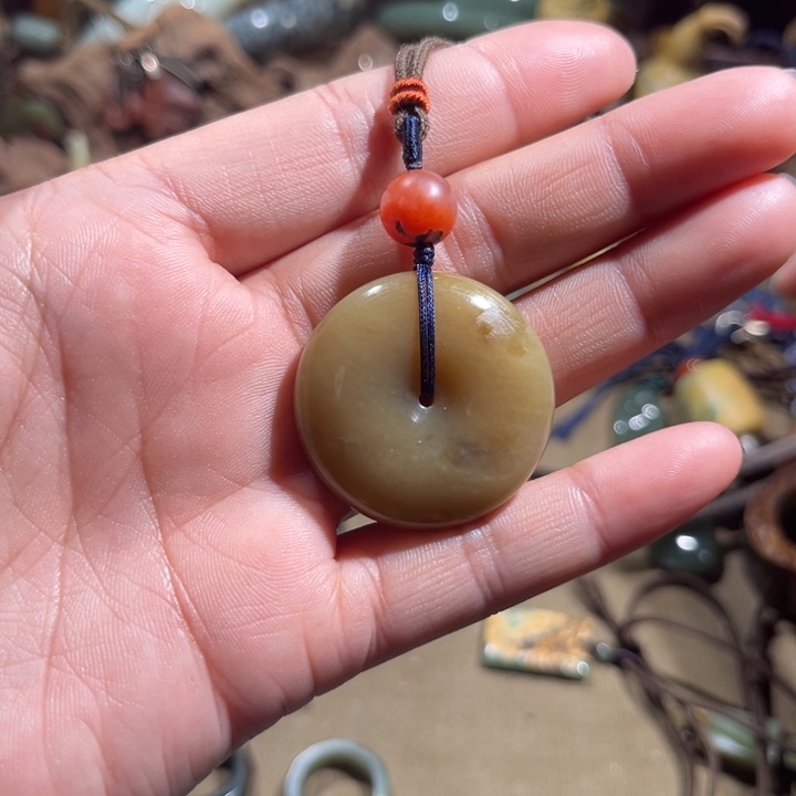 岫岩老玉（透闪石质玉）吊坠未镶嵌