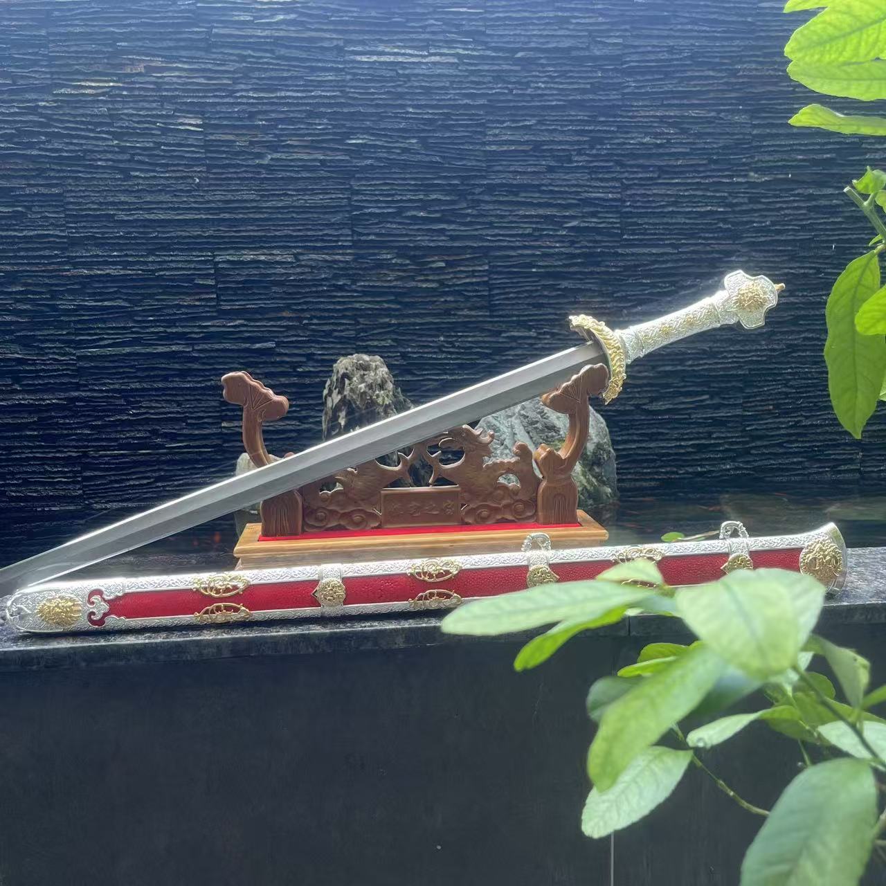 镀金银毛铁山水纹宝剑未开刃