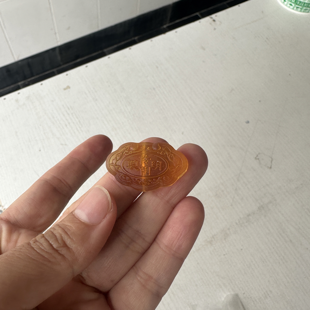 缅甸琥珀雕刻件吊坠