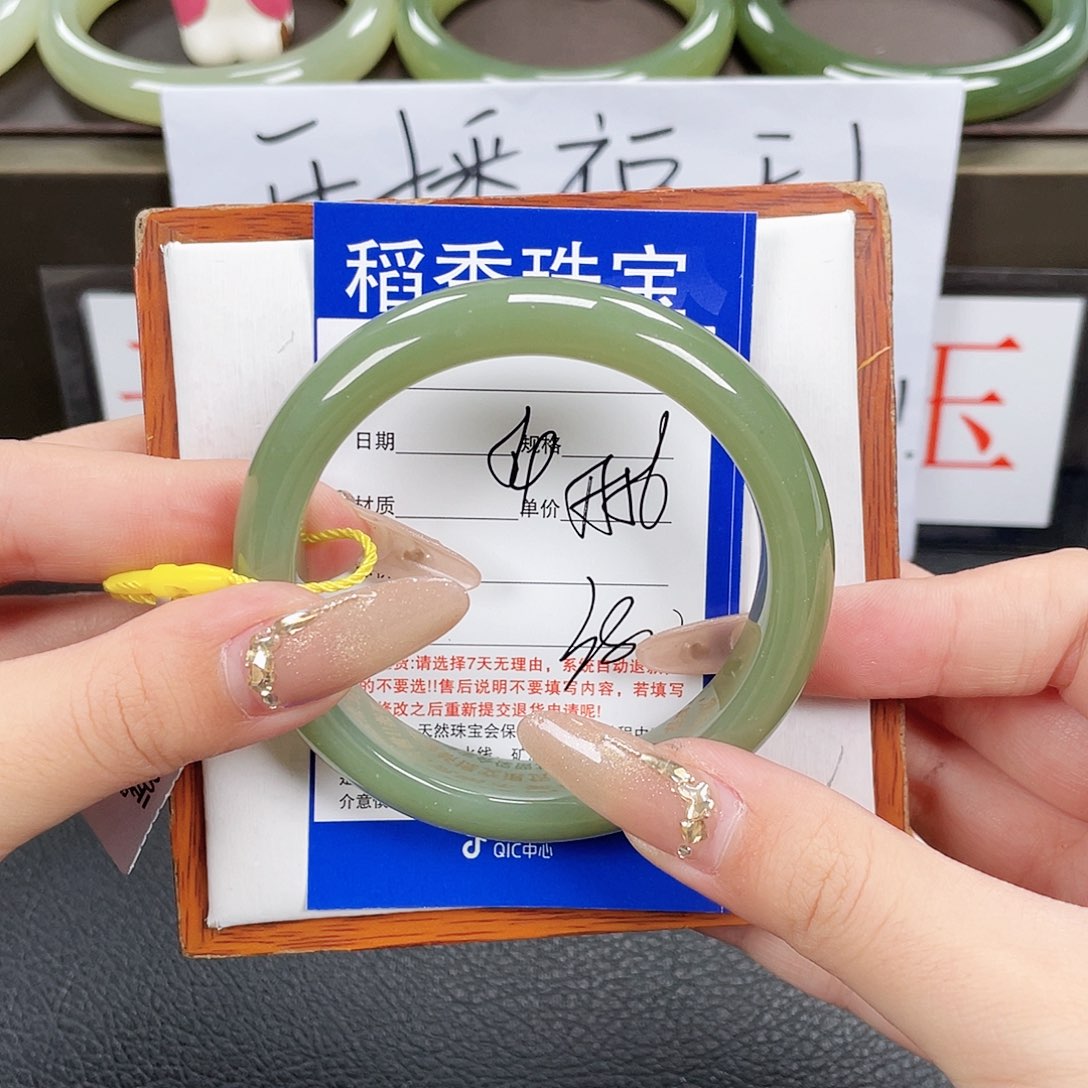和田玉手镯未镶嵌