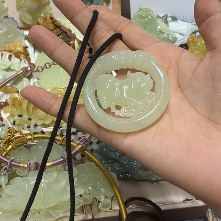 蛇纹石玉吊坠未镶嵌